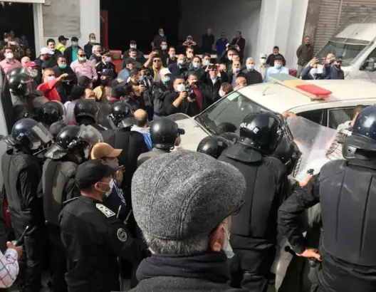 قوات الأمن تمنع بالقوة مظاهرة لمناهضي التطبيع بالرباط.. وإنزال أمني كبير بالبيضاء (فيديو وصور)