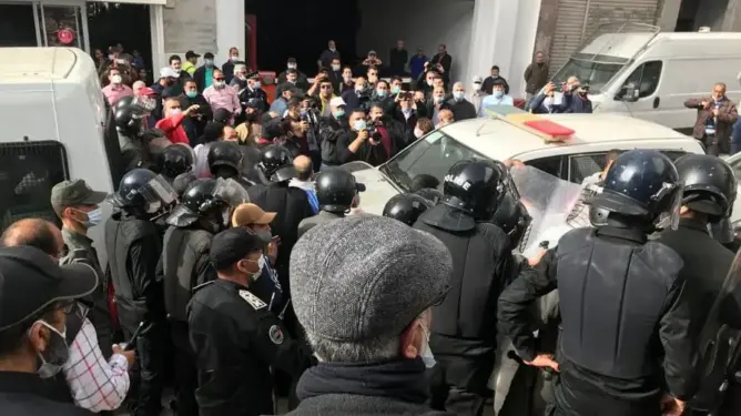 قوات الأمن تمنع بالقوة مظاهرة لمناهضي التطبيع بالرباط.. وإنزال أمني كبير بالبيضاء (فيديو وصور)