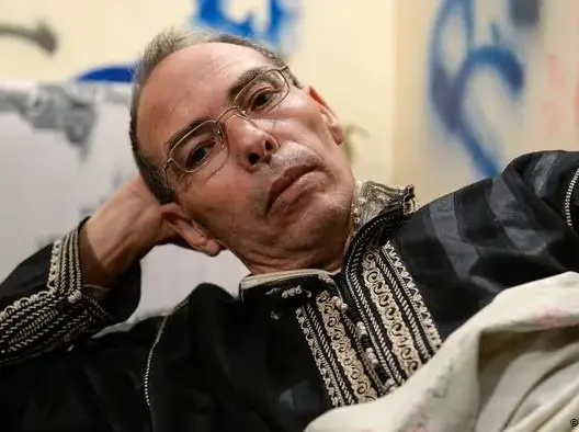 45 حقوقيا وسياسيا يوجهون نداء للمعطي منجب من أجل إيقاف إضرابه عن الطعام