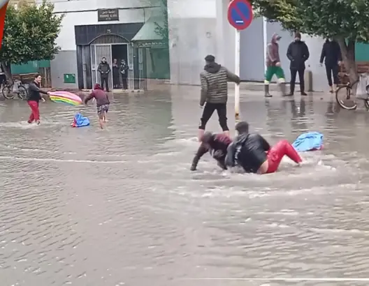 جانب آخر من فيضانات تطوان.. شُبان يسبحون في مياه الأمطار (فيديو)