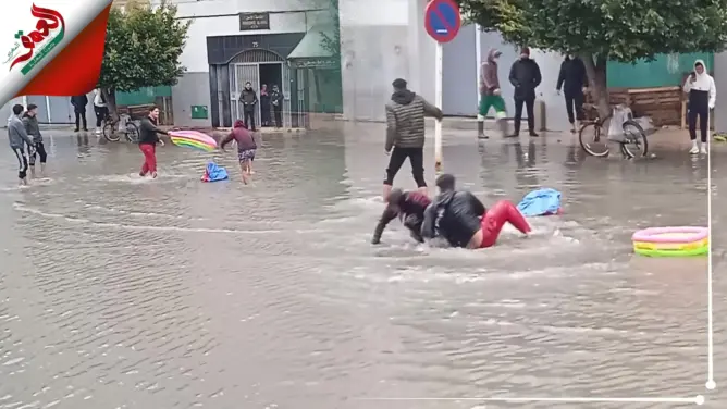 جانب آخر من فيضانات تطوان.. شُبان يسبحون في مياه الأمطار (فيديو)