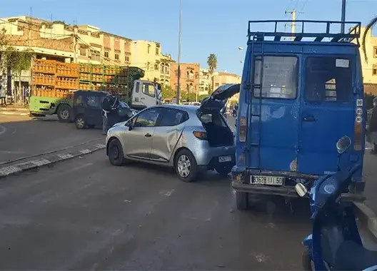 5 جرحى في اصطدام شاحنة يسيارتين ببودربالة (صور)
