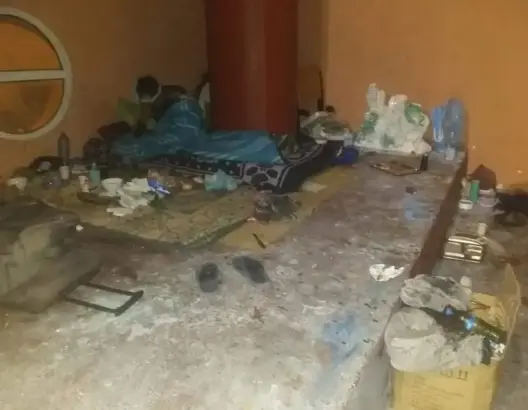 القاعة المغطاة بإنزكان.. من فضاء رياضي إلى قبلة للمشردين والقاذورات والأزبال (صور)