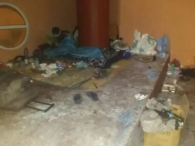 القاعة المغطاة بإنزكان.. من فضاء رياضي إلى قبلة للمشردين والقاذورات والأزبال (صور)