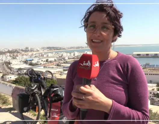 الرَّحالة “نورا”.. موظفة ورياضية احتفلت بعيد المرأة من فوق سرج دراجتها وحلمها جولة عالمية (فيديو)