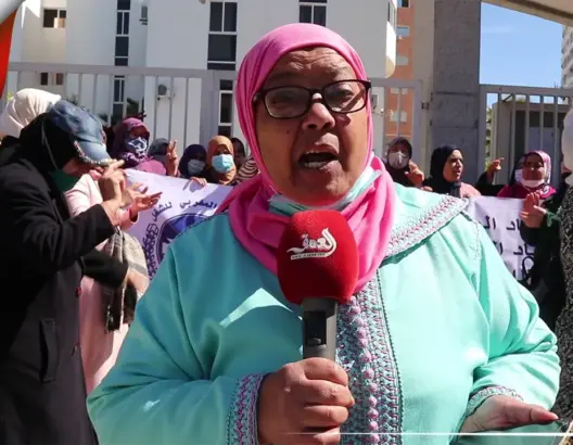 إيقاف الأجور يدفع عاملات النظافة بالمدارس العمومية في مكناس للاحتجاج (فيديو)