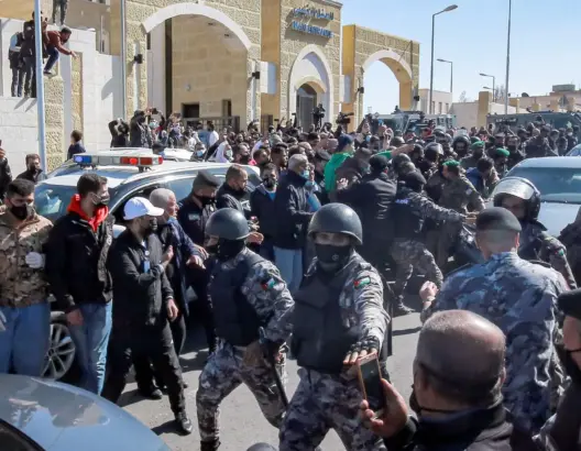توقيف 5 مسؤولين على خلفية قضية نقص الأوكسجين بمستشفى بالأردن