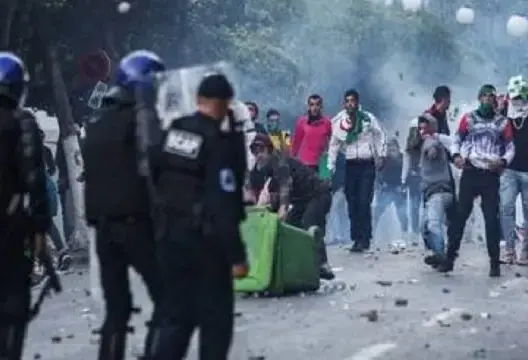 الأمن الجزائري يطوق العاصمة لمنع احتجاجات الحراك .. وخروج مظاهرات حاشدة بالقبائل