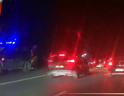 طوابير من السيارات .. شاهد ازدحام كبير على الطريق بين العرجات وسلا(فيديو)