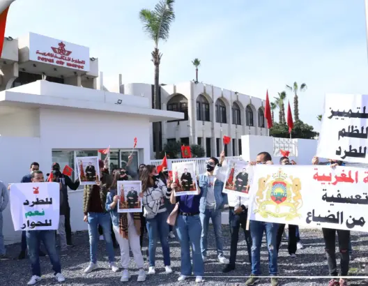 مضيفو الطيران يستنكرون تعرضهم للطرد “التعسفي” ويطالبون “لارام” بالحوار (فديو)