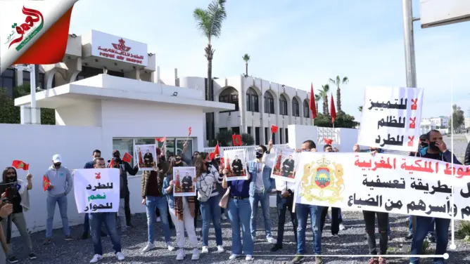 مضيفو الطيران يستنكرون تعرضهم للطرد “التعسفي” ويطالبون “لارام” بالحوار (فديو)
