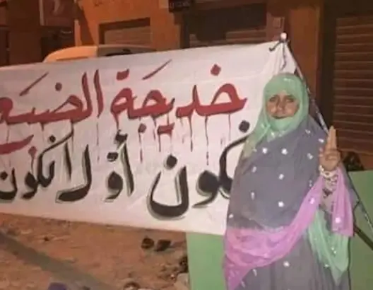 أم لطفلين.. مربية للتعليم الأولي تعتصم بشوارع آسا وحقوقيون يدخلون على الخط