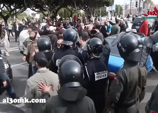 الأمن يفض احتجاجات حاملي الشهادات بالرباط.. والسحيمي: أعوان السلطة يخرجوننا من الفنادق (فيديو)