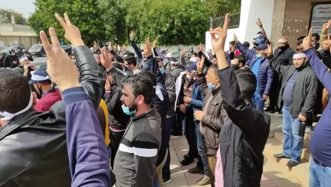 “حاملو الشهادات” يواصلون احتجاجاتهم بالرباط ويستعدون لإضراب جماعي عن الطعام (صور)