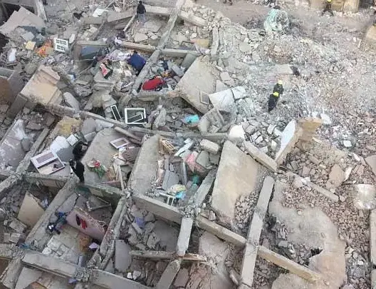 بعد فاجعة تصادم قطارين.. انهيار مبنى من 10 طوابق يخلف قتلى وجرحى في مصر