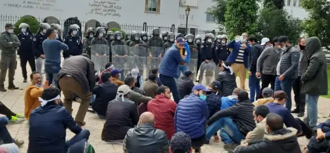 حاملو الشهادات يمددون إضرابهم وينزلون للشارع تنديدا باعتقال أستاذين بالرباط