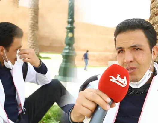 أستاذ متعاقد يذرف الدموع: تعرضنا لكل أشكال القمع ولن نستسلم