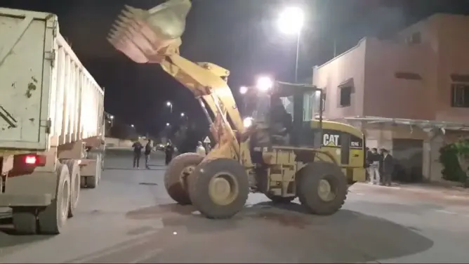 جرافة وشاحنة كبيرة الحجم