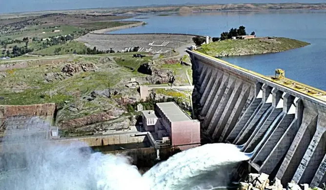 أزمة الماء .. المغرب يبرمج مشاريع جديدة لتحلية مياه البحر ويشرع في بناء 10 سدود