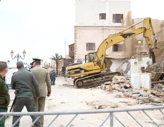 هدم منازل قديمة لتهيئة ساحة باب البحر بالرباط .. والساكنة تطالب بالإنصاف (فيديو)