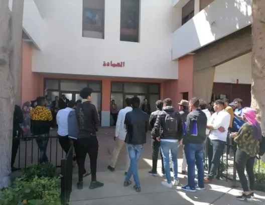 احتجاجات بكلية الآداب بأكادير ضد أستاذ وزع عشرات الأصفار على طلبته