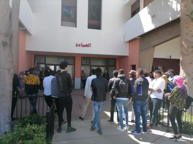 احتجاجات بكلية الآداب بأكادير ضد أستاذ وزع عشرات الأصفار على طلبته