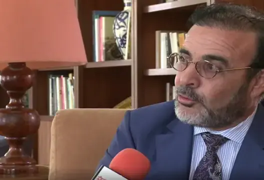 بعد غياب طويل .. إلياس العماري يظهر بـ”لوك” جديد ويشيد بالحزب الشيوعي الصيني