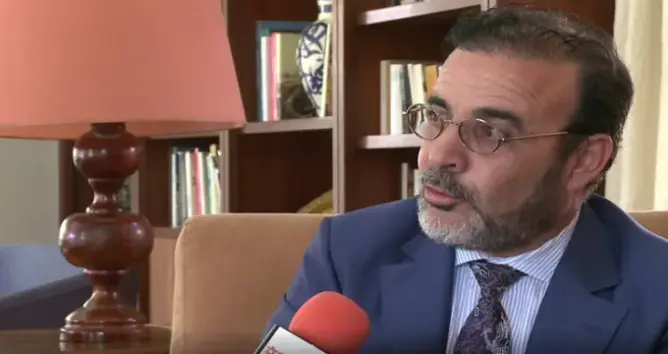 بعد غياب طويل .. إلياس العماري يظهر بـ”لوك” جديد ويشيد بالحزب الشيوعي الصيني
