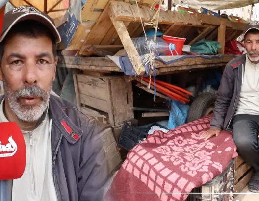 تخلت عنه زوجته لعدم استفادته من السكن.. مغربي يعاني المرض والتشرد ويناشد المحسنين (فيديو)