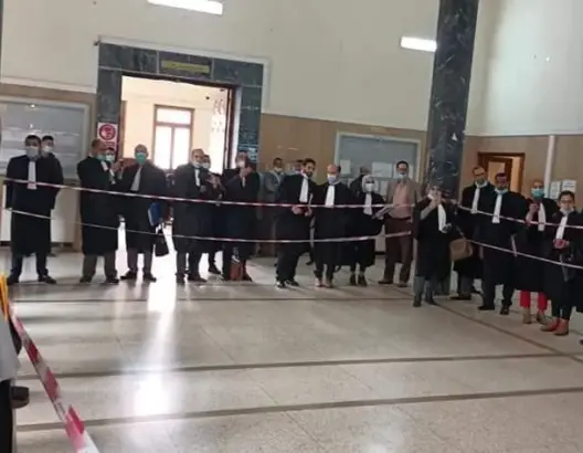 تقديم الأساتذة المعتقلين بالرباط أمام وكيل الملك وعشرات المحامين ينتصبون للدفاع عنهم (صور)