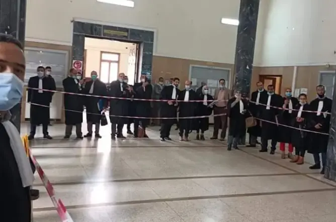 تقديم الأساتذة المعتقلين بالرباط أمام وكيل الملك وعشرات المحامين ينتصبون للدفاع عنهم (صور)