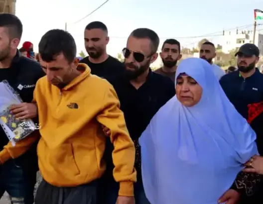 فقد الذاكرة بسبب التعذيب.. أسير فلسطيني قضى 17 عامًا بسجون إسرائيل لم يتعرف على أمه (فيديو)