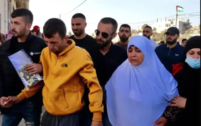 فقد الذاكرة بسبب التعذيب.. أسير فلسطيني قضى 17 عامًا بسجون إسرائيل لم يتعرف على أمه (فيديو)
