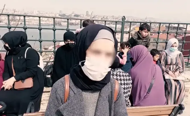 أسر مغربية فارة من سوريا وعالقة بتركيا تناشد السلطات لحل أزمتها والعودة للوطن (فيديو)