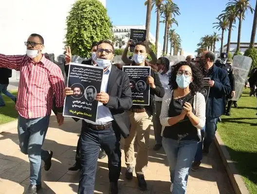 سلطات الرباط تفض وقفة احتجاجية للتضامن مع الصحافيين الراضي والريسوني (فيديو)
