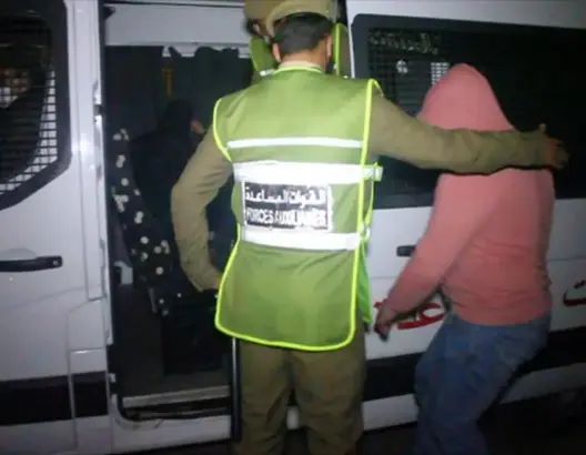 سلطات أيت ملول تداهم مقهى وتوقف 26 شخصا بتهمة خرق الطوارئ