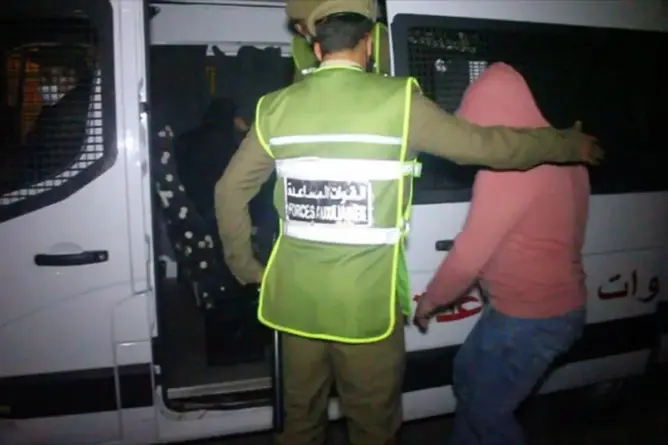 سلطات أيت ملول تداهم مقهى وتوقف 26 شخصا بتهمة خرق الطوارئ