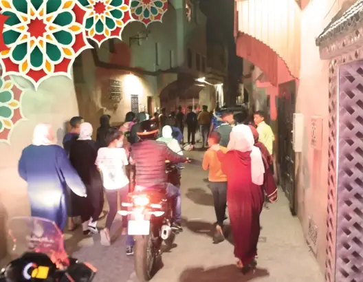 مطاردات بوليسية بمراكش لقاصرين احتجوا على اعتقال 10 أشخاص أقاموا صلاة التراويح (فيديو)