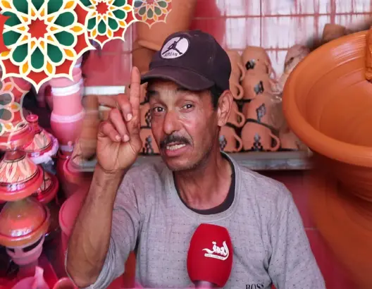 صانع تقليدي ببودربالة ضواحي الحاجب يبدع في صناعة الأواني الطينية (فيديو)