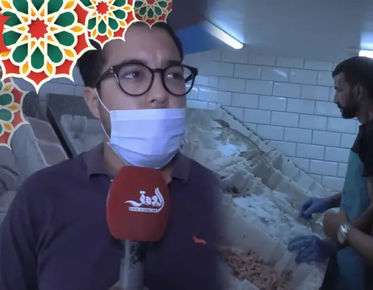أنشأ مشروعه الخاص.. خريج مدرسة عليا يفضل بيع السمك على الوظيفة العمومية (فيديو)