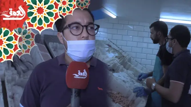 أنشأ مشروعه الخاص.. خريج مدرسة عليا يفضل بيع السمك على الوظيفة العمومية (فيديو)