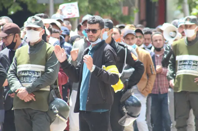 “المتعاقدون” يتوافدون على الرباط في “إنزال وطني”.. والمحكمة تؤجل ملف زملائهم المتابعين (فيديو)