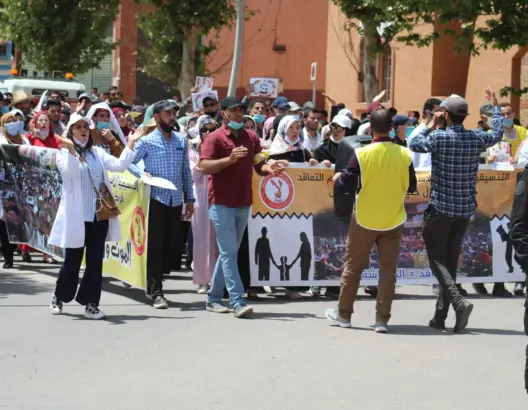 في ذكرى وفاة حجيلي.. “المتعاقدون” يتظاهرون بالمدن ويحملون الدولة مسؤولية “مقتله” (صور)