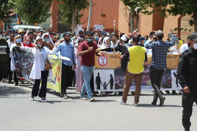 في ذكرى وفاة حجيلي.. “المتعاقدون” يتظاهرون بالمدن ويحملون الدولة مسؤولية “مقتله” (صور)