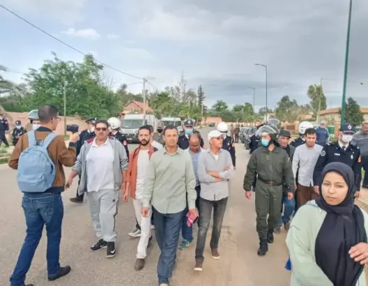 القوات العمومية تمنع حقوقيين من الاحتجاج بخنيفرة