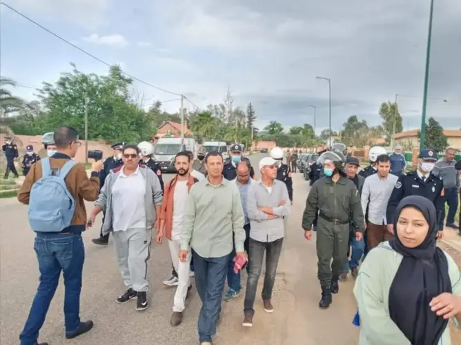 القوات العمومية تمنع حقوقيين من الاحتجاج بخنيفرة