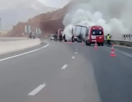 محملة بالبطيخ الأحمر .. النيران تلتهم شاحنة كبيرة بمنحدر الموت “أمسكروض”