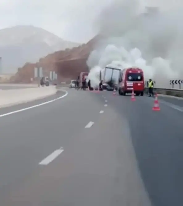 محملة بالبطيخ الأحمر .. النيران تلتهم شاحنة كبيرة بمنحدر الموت “أمسكروض”