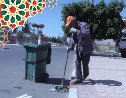 رغم طرده من عمله .. عامل نظافة “معاق” يواصل تنظيف شوارع الدشيرة (فيديو)