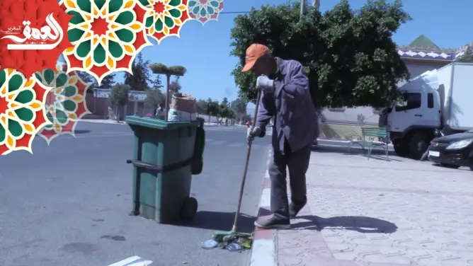رغم طرده من عمله .. عامل نظافة “معاق” يواصل تنظيف شوارع الدشيرة (فيديو)